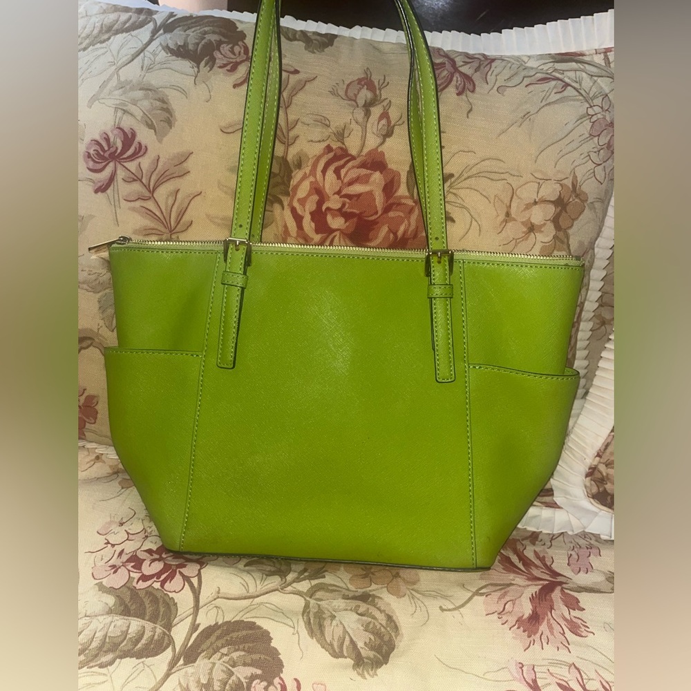Michael Kors Women’s Jungle Green Large Saffiano Leather Voyager Tote Bag - Picture 3 of 14